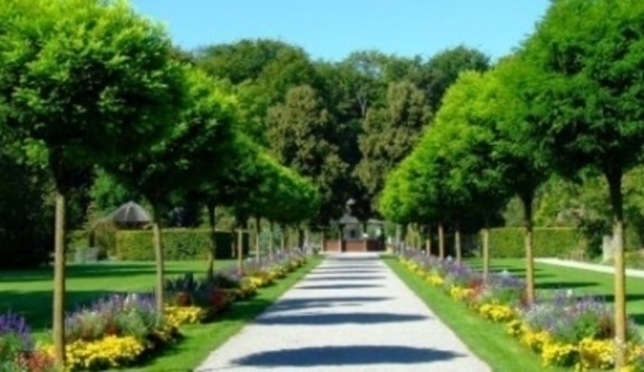 Udržovaný park plný květin