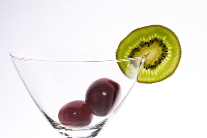 Sklenice s višněmi a plátkem kiwi