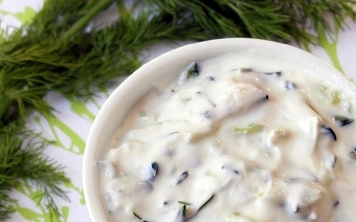 Tzatziki se hodí k masu i pečivu.
Zdroj obrázku: two-tarts.com